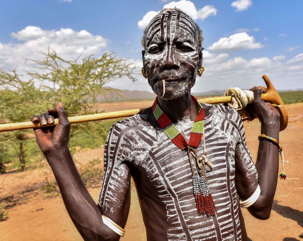 Viaggio da Nairobi ad Addis Abeba
uomo della tribù Karo o Kara in Etiopia