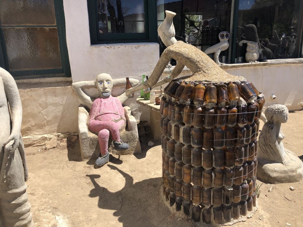 da Cape Town alle Cascate Vittoria
Statue in bottiglie di vetro e cemento nella Casa dei Gufi a Nieu Bethesda, Sudafrica.
Glass and cement bottle statues at the Owl House in Nieu Bethesda, South Africa.