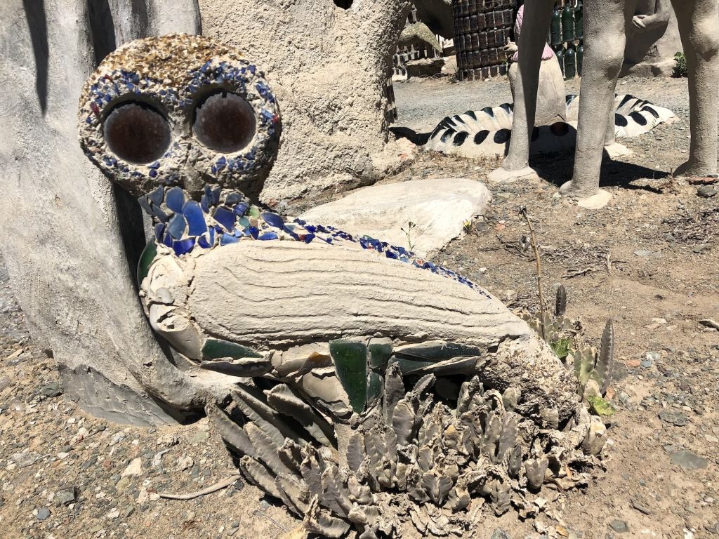 da Cape Town alle Cascate Vittoria
Statua di un gufo fatta con bottiglie di vetro e cemento nella Casa dei Gufi a Nieu Bethesda, Sudafrica
Owl statue made with glass and cement at the Owl House in Nieu Bethesda, South Africa.